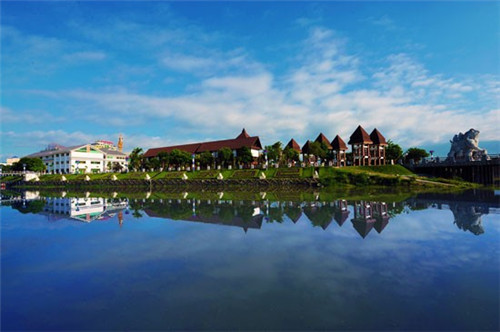 加盟海特卖进口零食在海门市开店什么位置好，海门市新奇独特创业是加盟的好还是自己开店好